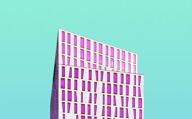 Moderne Architektur vor türkisem Himmel