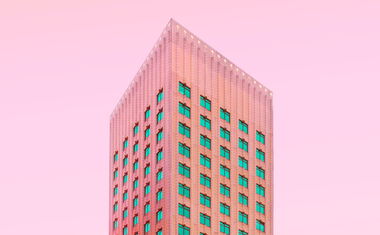 Moderne Architektur vor orangem Himmel